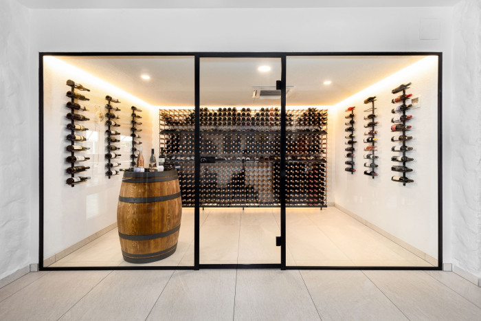 Skleněné příčky LOFTY od SAPELI reflektují industriální estetiku.