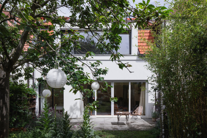 Za aktuální podobou domu stojí Mimosa architekti, kteří navrhovali jeho nové využití manželským párem. (Rekonstrukce domu na Břevnově; Mimosa architekti)