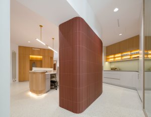 Koncept je postavený kolem velkorysého centrálního prostoru – hubu. (Zrekonstruované kanceláře v Paláci Akropolis; Marco Maio Architects)