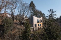 Dům stojí na jižním svahu. (Dům Vlaštovka, Sodomka Sodomková Architekti)