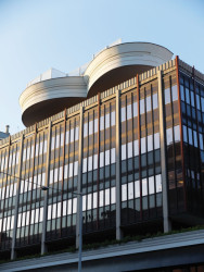 Kancelářská budova v Římě vznikla ve spolupráci s carlem Zacuttim v letech 1960 až 1973