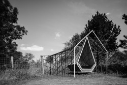 Řada vybavení je taky na zahradě, na fotografii závěsný relaxační altán. (Vila v Trněném Újezdě, de.fakto)