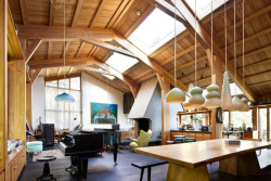 Dřevěné podbytí je nové, z modřínového dřeva, ale připomíná to původní. (Dům Na větru, A1 architects)