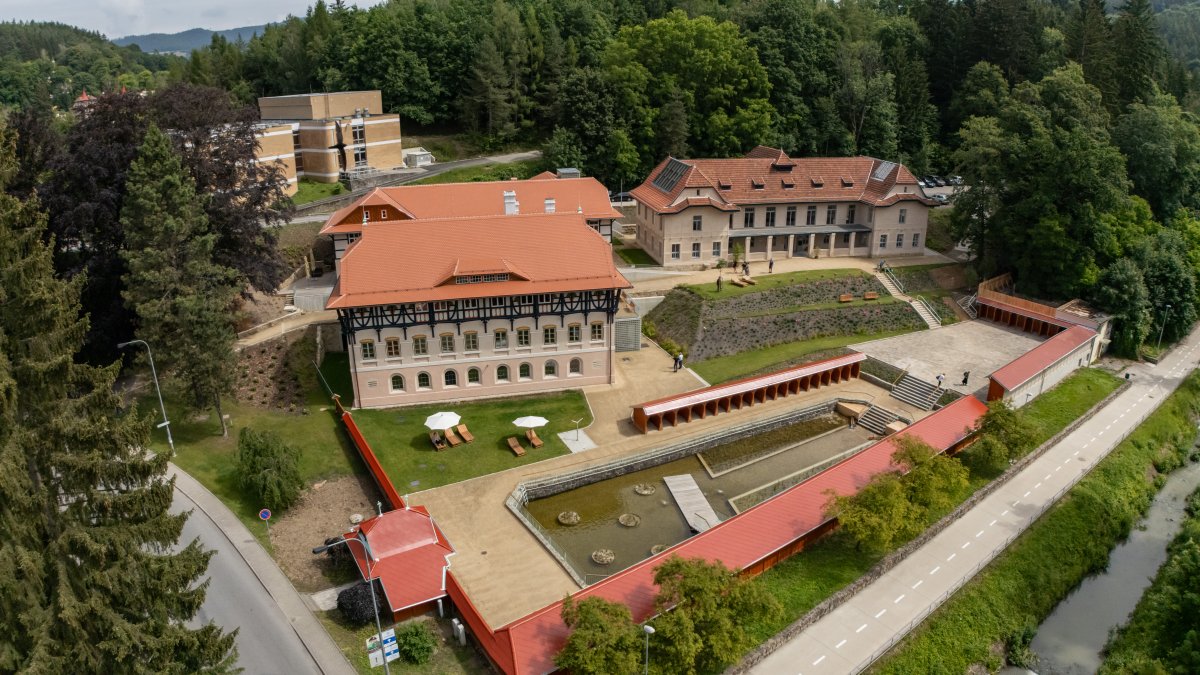 Sluneční lázně jsou tvořeny Vodoléčebným ústavem, lázeňskou prádelnou s kotelnou a budovou Sirných a slatinných lázní. Ve spodní části areálu je bazén a sluneční terasa. (Sluneční lázně v Luhačovicích, TRANSAT architekti)