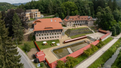 Sluneční lázně jsou tvořeny Vodoléčebným ústavem, lázeňskou prádelnou s kotelnou a budovou Sirných a slatinných lázní. Ve spodní části areálu je bazén a sluneční terasa. (Sluneční lázně v Luhačovicích, TRANSAT architekti)