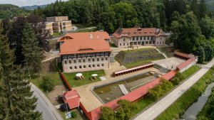 Sluneční lázně jsou tvořeny Vodoléčebným ústavem, lázeňskou prádelnou s kotelnou a budovou Sirných a slatinných lázní. Ve spodní části areálu je bazén a sluneční terasa. (Sluneční lázně v Luhačovicích, TRANSAT architekti)