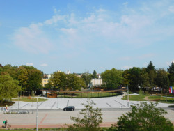 Před prstencem je plocha z velkoformátové dlažby, která opět slouží ke konání akcí, naopak parkování podél cesty bylo zrušeno.