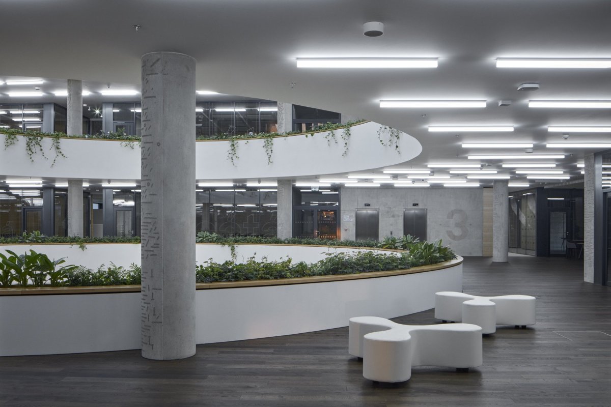 Městskou mozaiku kvalitní královéhradecké architektury doplnila administrativní budova centrály ČSOB od studia Projektil.