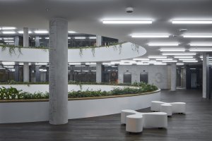 Městskou mozaiku kvalitní královéhradecké architektury doplnila administrativní budova centrály ČSOB od studia Projektil.