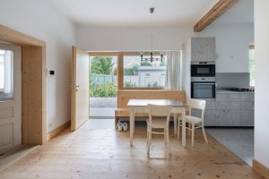 Nízkonákladová rekonstrukce dělnického domku v okresním městě Šaľa od ORA Architekti