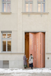 Vchod zdůrazňují plechová vrata s názvem knihovny. (Knihovna v Červeném Kostelci; Papundekl architekti)