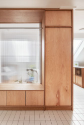 Šatní nika je vyplněna polykarbonátem a funguje jako světlík do vstupního prostoru. (Rekonstrukce podkrovního bytu, Matěj Šebek)