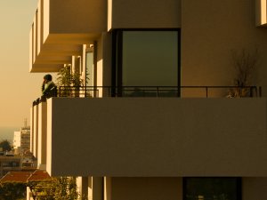 Balkony v sobě mají zabudované truhlíky a záhonky. (Tower 15 v Leça da Palmeira v Portugalsku, OODA)