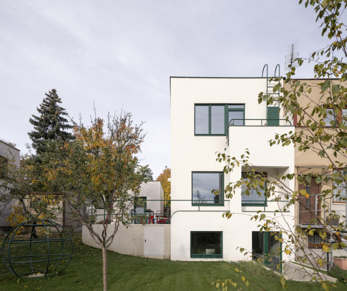 BY architects zrekonstruovali rodinný dům z 50. let v Praze s cílem zachovat charakter stavby.