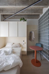 Barevná paleta využívá především krémové odstíny, které vytvářejí čistou a klidnou atmosféru. (Metropol Be One Apartments v Bratislavě od BEEF ARCHITEKTI)