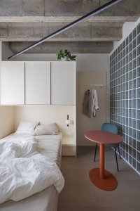 Barevná paleta využívá především krémové odstíny, které vytvářejí čistou a klidnou atmosféru. (Metropol Be One Apartments v Bratislavě od BEEF ARCHITEKTI)