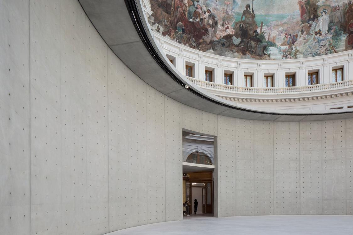 Dokonale hladký beton kontrastuje s bohatou výmalbou