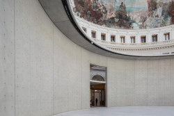 Dokonale hladký beton kontrastuje s bohatou výmalbou