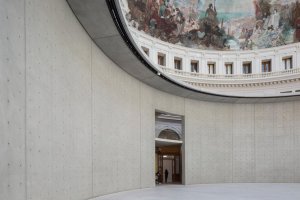 Dokonale hladký beton kontrastuje s bohatou výmalbou