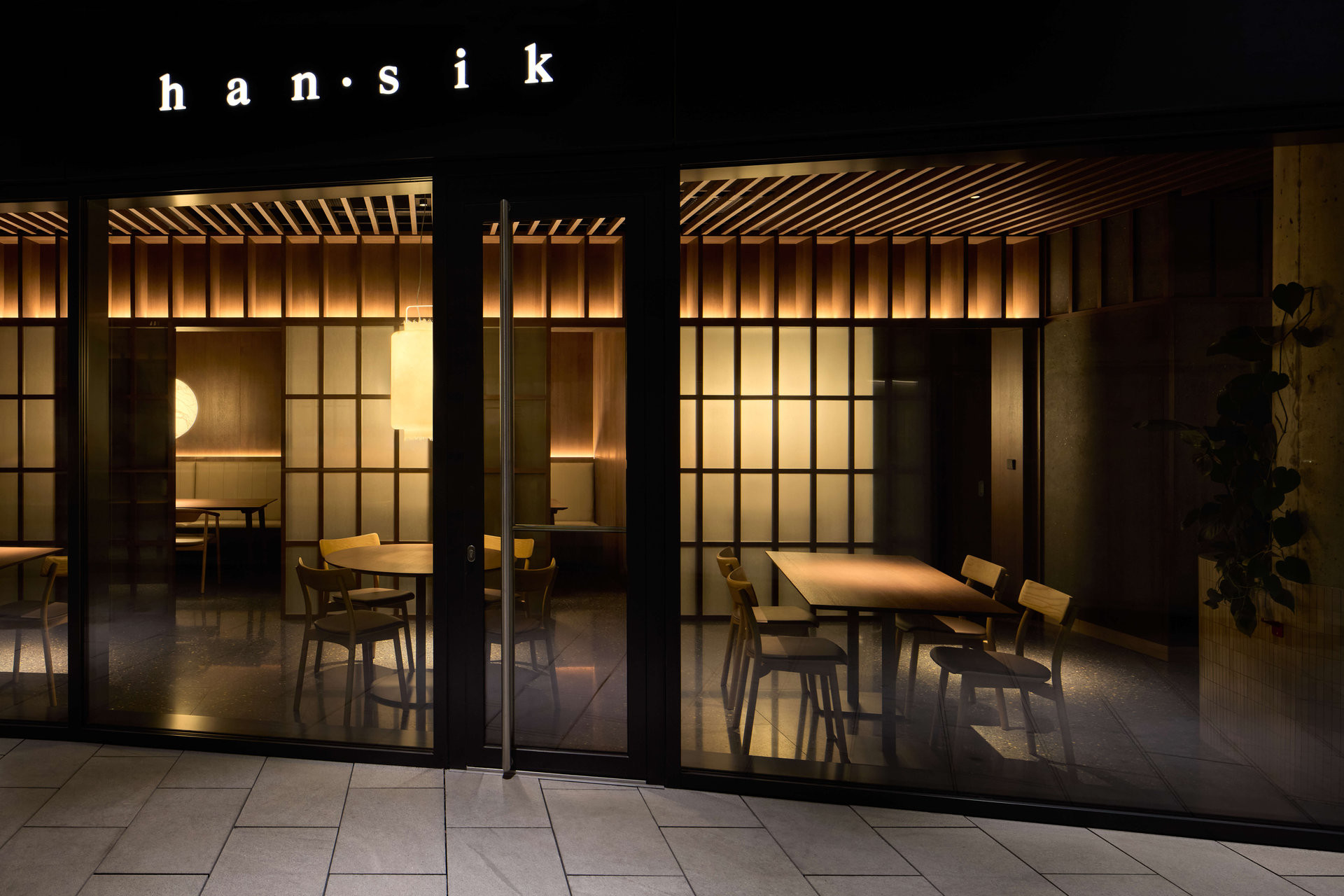 Masaryčka je primárně kancelářská, v parteru má ale koncentrované služby, a právě tam je i nová restaurace. (Restaurace Hansik v Praze; Neuhäusl Hunal)