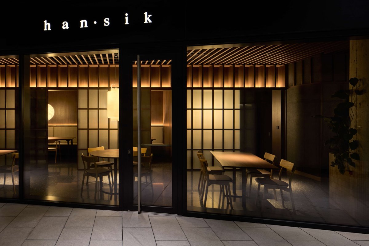Masaryčka je primárně kancelářská, v parteru má ale koncentrované služby, a právě tam je i nová restaurace. (Restaurace Hansik v Praze; Neuhäusl Hunal)