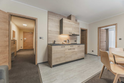 Studio Gebas realizovalo v Peci pod Sněžkou Hotel Zelený potok zahalený do dřeva.