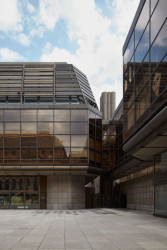 Urbanistické řešení a koncept vyzdvižení budov pochází od architekta Pavla Kupky