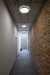 Uvnitř (mar.s architects, obnova Žitného mlýna v Boršově nad Vltavou)