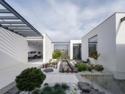 Pohled do atria (Vila u Prahy, boq architekti)