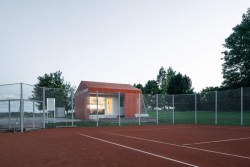 Fasáda se však dá otevírat. (Zázemí tenisového klubu ve Studenci, ateliér CHRAMA)