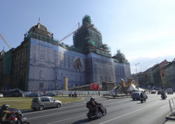 10.	Muzeum. Budova Národního muzea dnes stojí na ostrově, odříznutém od zbytku města.