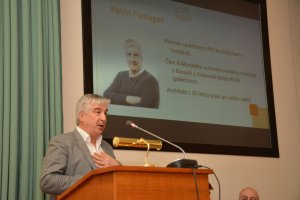 Kevin Flanagan na přednášce o dřevěných výškových budovách na MZe