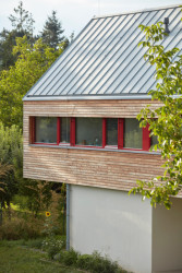 Jednoduše řešeno, je to takový rodinný domek, jehož obytné patro stojí na dvou vysokých betonových „nohách“. (Rodinný dům v Řevnicích, 0,5 studio)