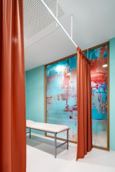 Interiér rehabilitačního centra CRIMED v Poděbradech od designérky Kateřiny Kersey a architektky Lucie Náhlovské