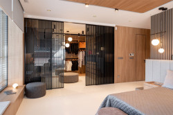 Posuvné dveře IDEALINE VERTICAL přirozeně oddělují ložnici se zázemím.