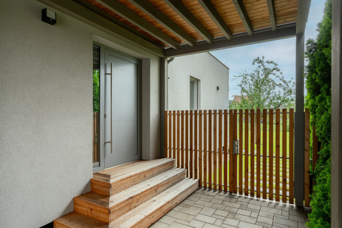 Velký dům na malém pozemku, postavený na zemních vrutech