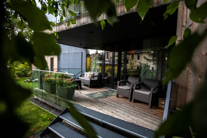 Vizuální propojení s exteriérem (Dům Chaleyott; arch. návrh Arch Zone, generální dodavatel VESPER HOMES)