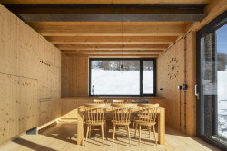 Interiér je propojen s okolní přírodou okny na všechny světové strany a se zahradou přes dřevěnou terasu