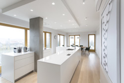 Interiér podle návrhu studia Ambience Design, ve kterém byly použity produkty TechniStone v designu Crystal Absolute White