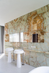 Onyxová koupelna (Vila za Prahou, Nacházel architekti)