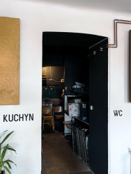 Svět Hub tvoří několik oddělených prostor v parteru domu, včetně hlavního prostoru, kde sídlí i Tamti.