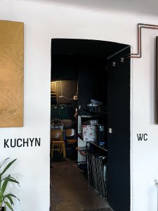 Svět Hub tvoří několik oddělených prostor v parteru domu, včetně hlavního prostoru, kde sídlí i Tamti.