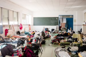 Ubytování je většinou ve školní budově či tělocvičně - i tentokrát. Základní škola v Benidormu.