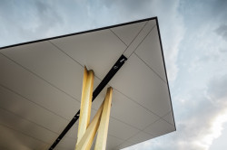 Daniel Zerzán navrhl geometricky tvarovanou čerpací stanici v pražské Uhříněvsi