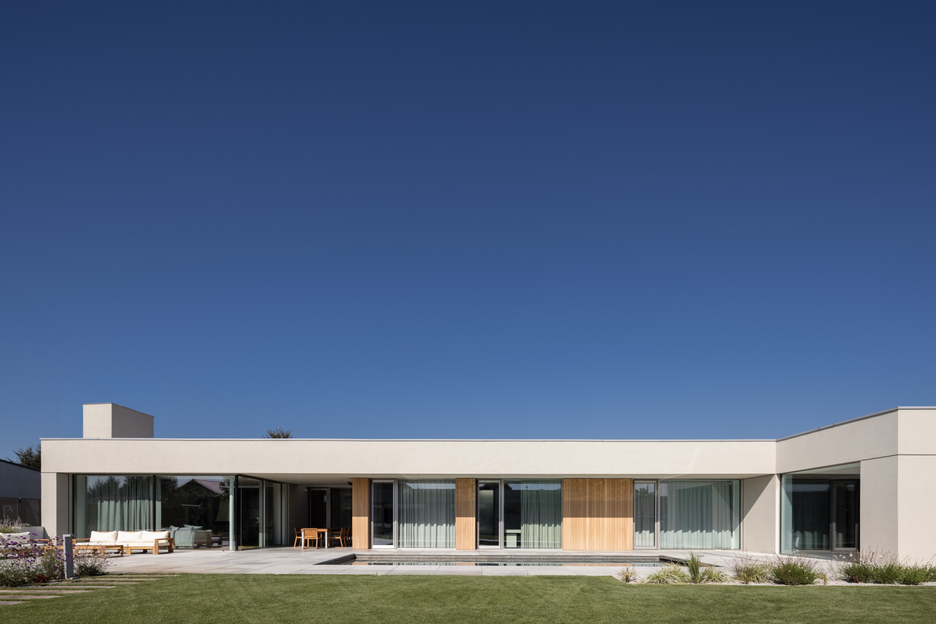 Rodinný dům se nachází v zastavěném území poblíž hráze řeky