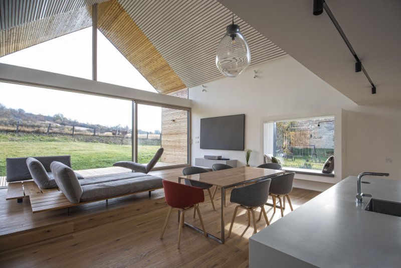 Skvadra architekti - Přestavba stavení v severních Čechách: Díky průčelí mají majitelé výhled do krajiny