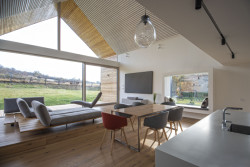 Skvadra architekti - Přestavba stavení v severních Čechách: Díky průčelí mají majitelé výhled do krajiny