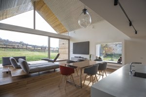 Skvadra architekti - Přestavba stavení v severních Čechách: Díky průčelí mají majitelé výhled do krajiny