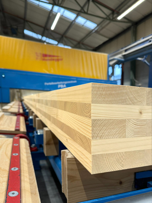 Panely NOVATOP CLT STANDARD z křížem vrstveného smrkového dřeva pro efektivní nosné konstrukce