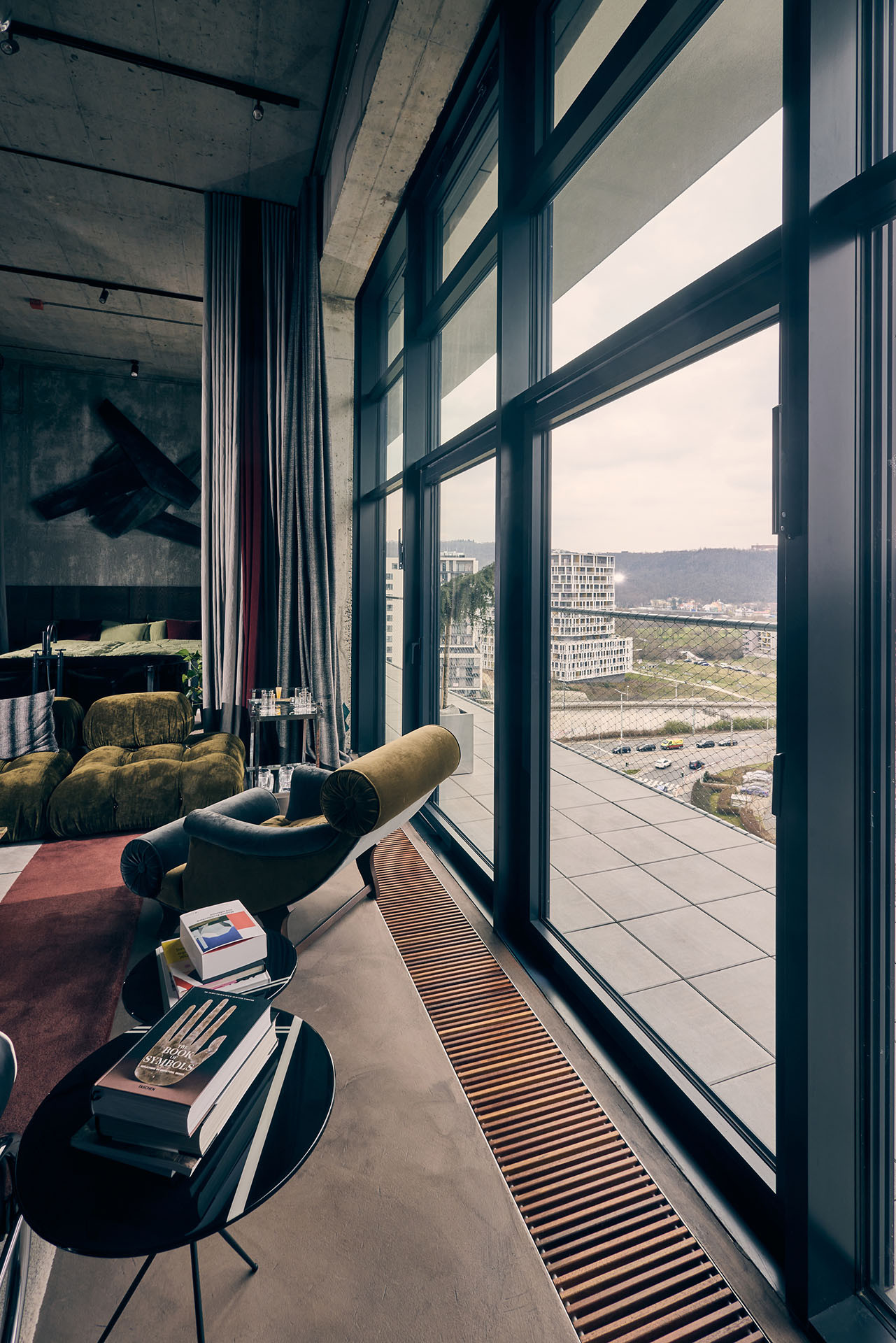 Firma Hinton tu realizovala fasádu a hliníková okna. „Výzvou byla instalace rozměrných prosklených ploch do stávající železobetonové konstrukce," komentují to v Hintonu. Povedlo se a vzniklo jedinečné bydlení s charakterem. 